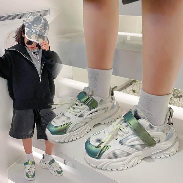 Model nou de adidasi cu culori irizate pentru fete