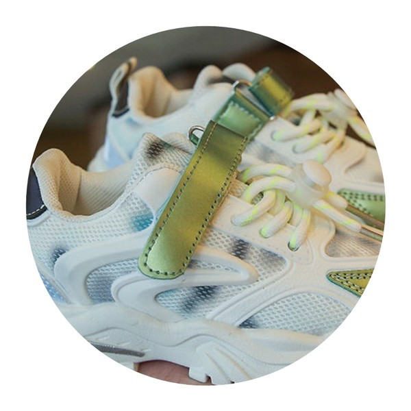 Model nou de adidasi cu culori irizate pentru fete