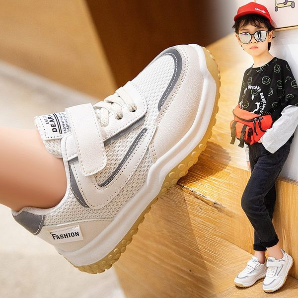 Model nou de adidasi de primavara-toamna cu autocolante si cravate