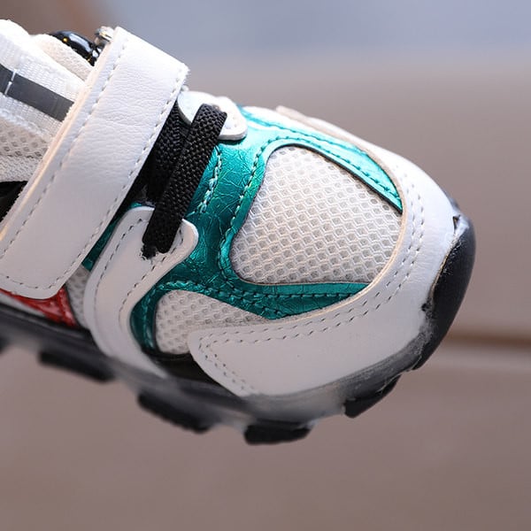 Adidasi luminosi pentru copii cu autocolante pentru baieti si fete