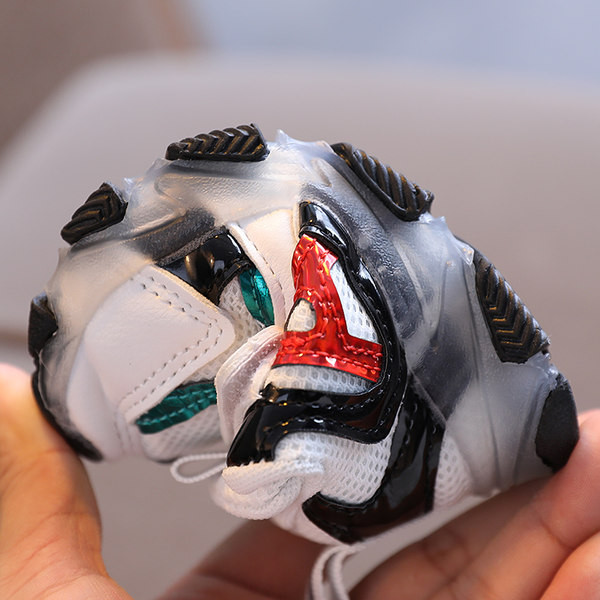 Adidasi luminosi pentru copii cu autocolante pentru baieti si fete