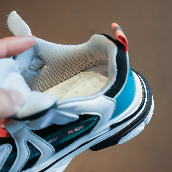 Adidași de actualitate pentru copii cu șireturi și talpă aspră