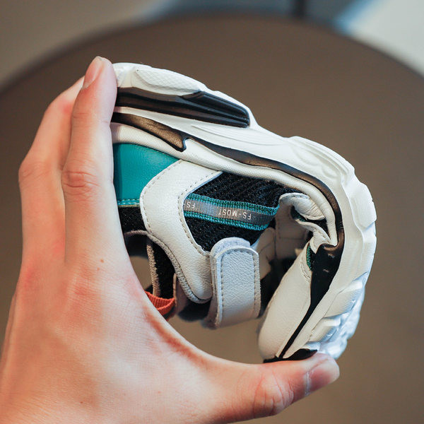 Adidași de actualitate pentru copii cu șireturi și talpă aspră