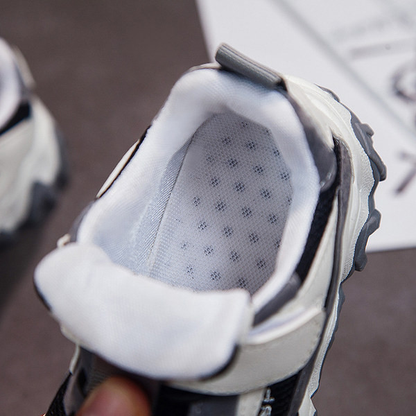 Adidasi moderni pentru copii cu talpa aspra si autocolante in doua modele