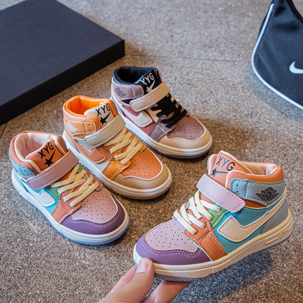 Model nou de adidasi copii cu sticker