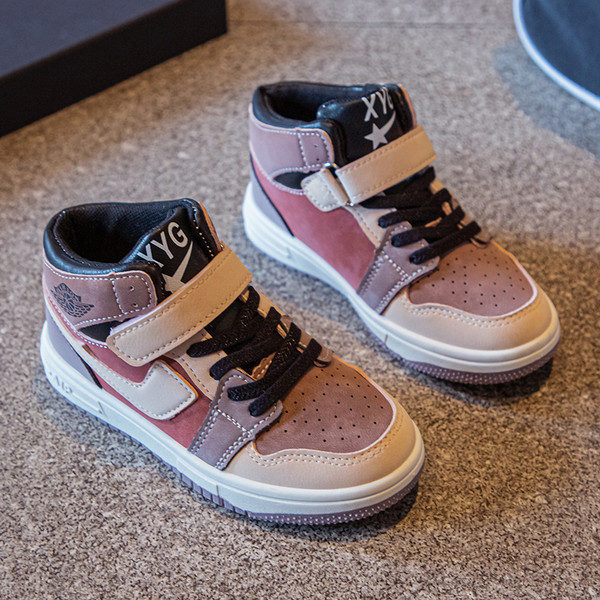 Model nou de adidasi copii cu sticker