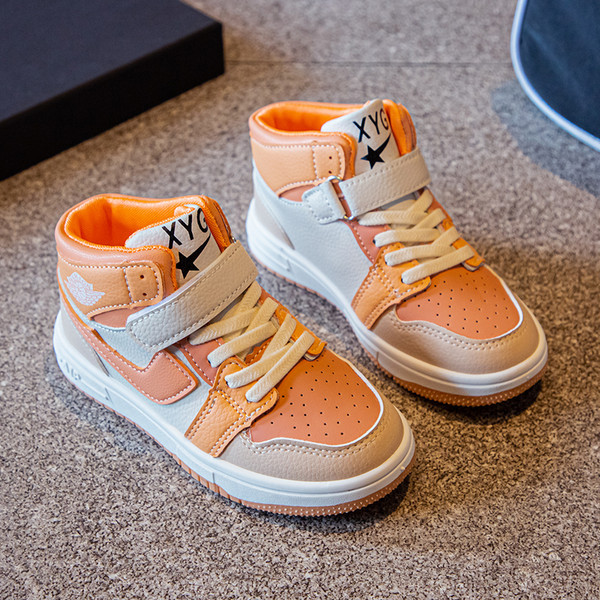 Model nou de adidasi copii cu sticker