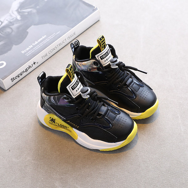 Model nou de adidași înalți cu talpă aspră pentru băieți