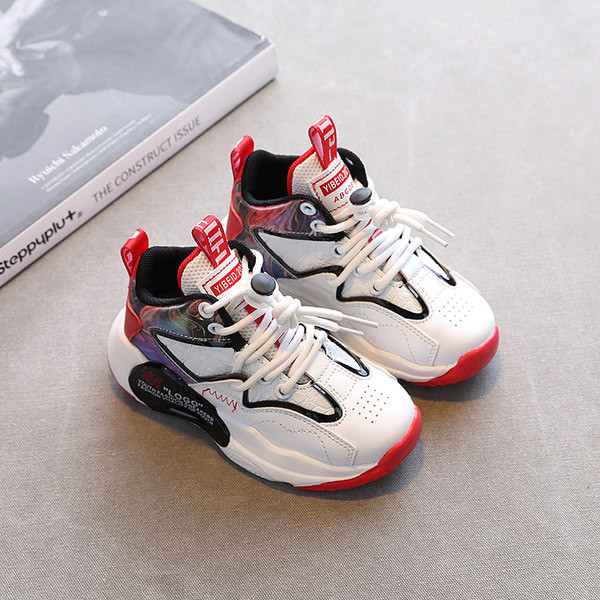 Model nou de adidași înalți cu talpă aspră pentru băieți