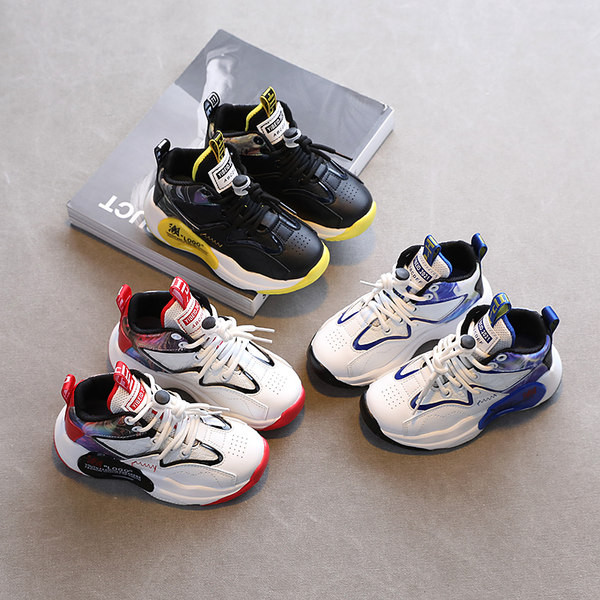 Model nou de adidași înalți cu talpă aspră pentru băieți