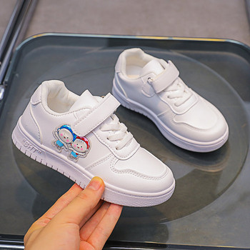 Νέο μοντέλο παιδικά αθλητικά παπούτσια  με απλικέ και στερέωση βελκρό σε λευκό χρώμα