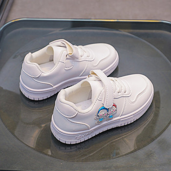 Νέο μοντέλο παιδικά αθλητικά παπούτσια  με απλικέ και στερέωση βελκρό σε λευκό χρώμα
