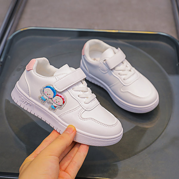 Model nou de adidasi copii cu aplicatie si autocolante in alb