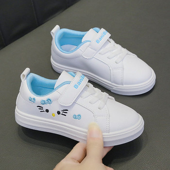 Παιδικά αθλητικά παπούτσια με απλικέ και αυτοκόλλητα σε λευκό χρώμα