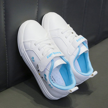 Παιδικά αθλητικά παπούτσια με απλικέ και αυτοκόλλητα σε λευκό χρώμα