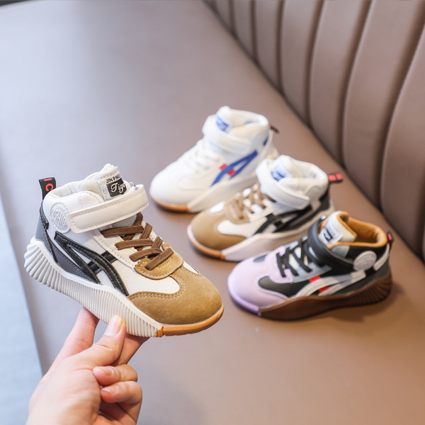 Model nou de adidasi toamna-iarna pana la glezna cu sireturi si sticker