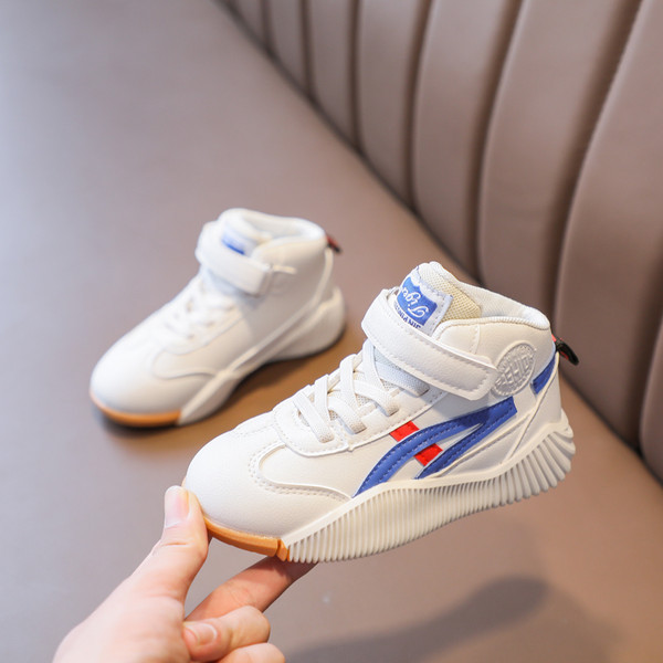 Model nou de adidasi toamna-iarna pana la glezna cu sireturi si sticker