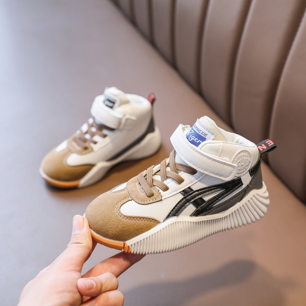 Model nou de adidasi toamna-iarna pana la glezna cu sireturi si sticker