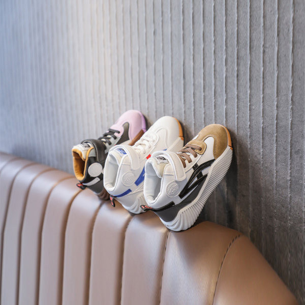 Model nou de adidasi toamna-iarna pana la glezna cu sireturi si sticker