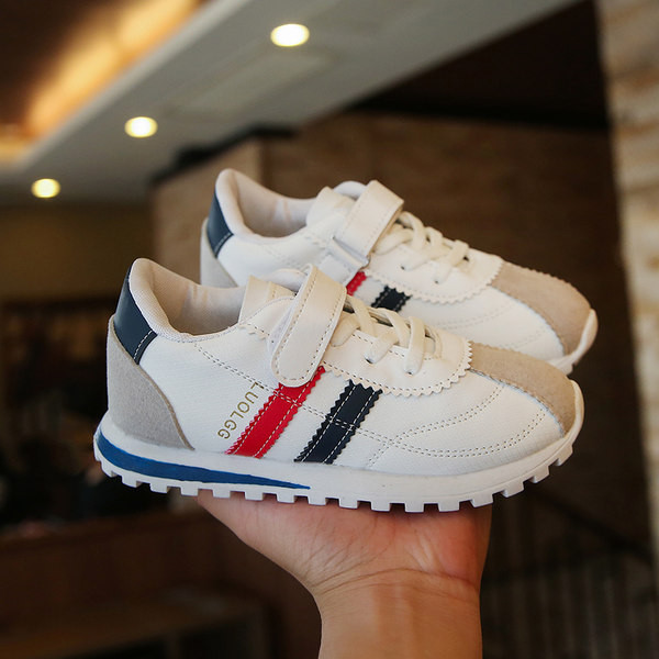 Model nou adidasi primavara - toamna cu autocolante si cravate