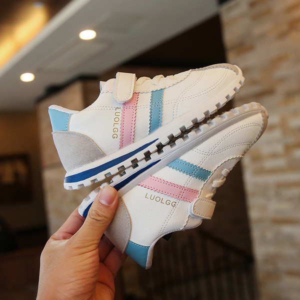 Model nou adidasi primavara - toamna cu autocolante si cravate