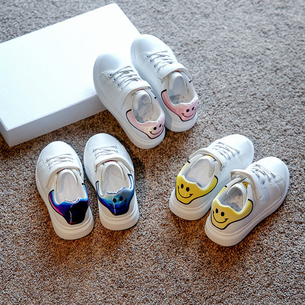 Adidasi copii din piele cu talpa plata si aplicatie