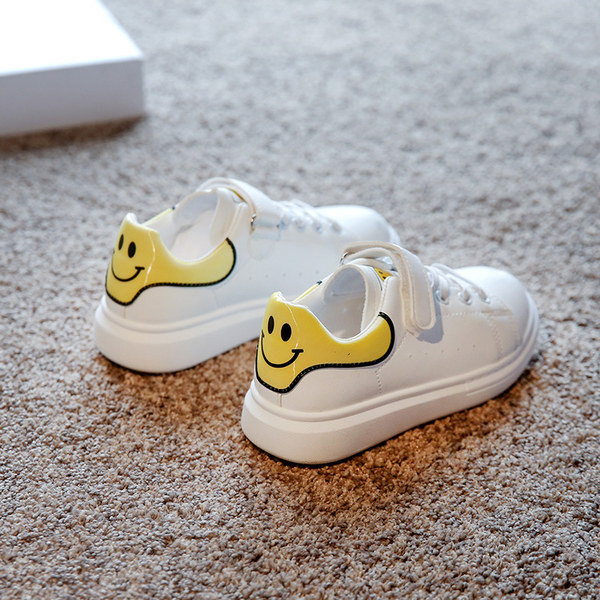 Adidasi copii din piele cu talpa plata si aplicatie