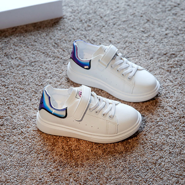 Adidasi copii din piele cu talpa plata si aplicatie