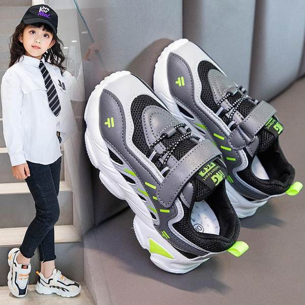 Adidași de fetiță respirabili, cu șireturi cu talpă aspră și inscripție