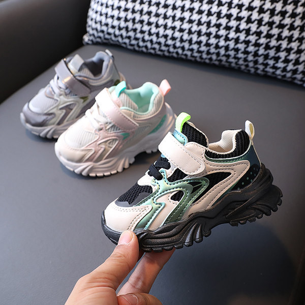 Model nou de adidasi cu autocolante pentru baieti si fete