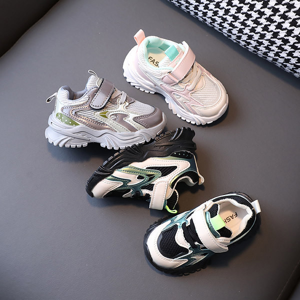 Model nou de adidasi cu autocolante pentru baieti si fete