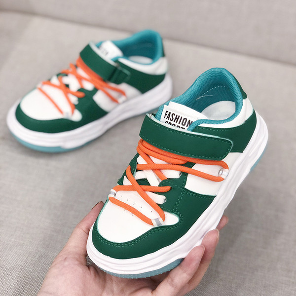 Model nou de adidași pentru copii cu talpă plată și șireturi