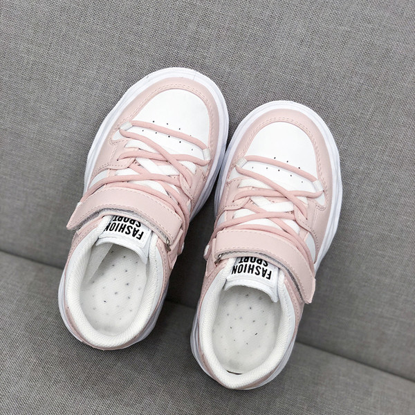 Model nou de adidași pentru copii cu talpă plată și șireturi