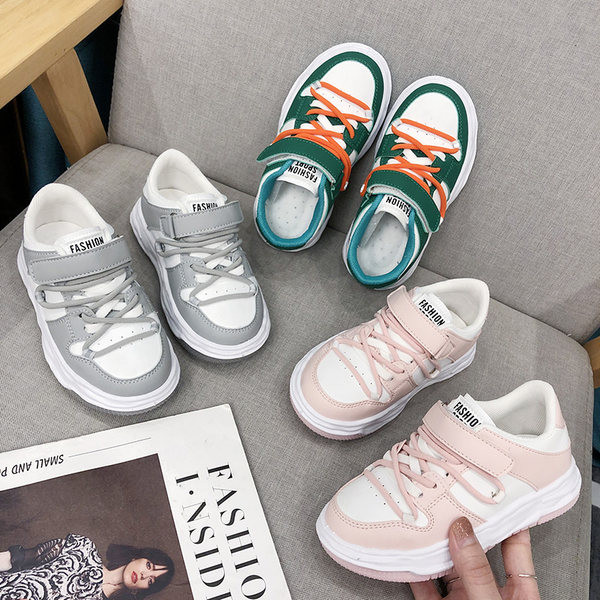 Model nou de adidași pentru copii cu talpă plată și șireturi