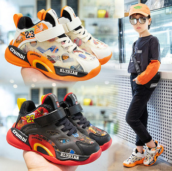 Μοντέρνα αθλητικά παπούτσια  για αγόρια με έγχρωμη εκτύπωση