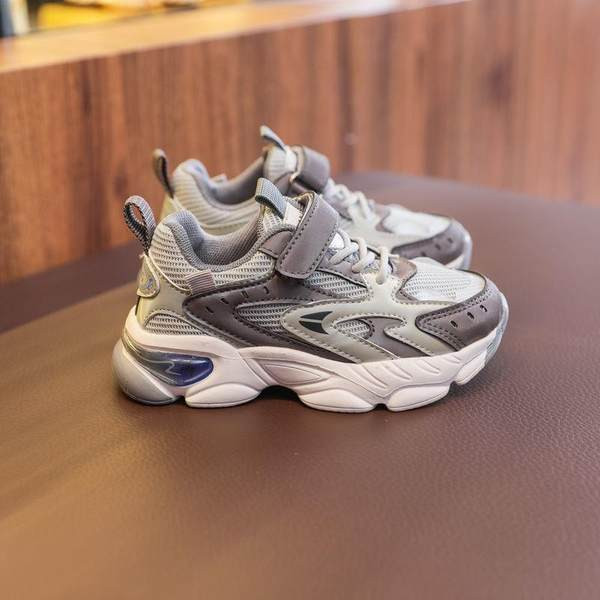 Adidași sport pentru fete cu talpă aspră și inscripție