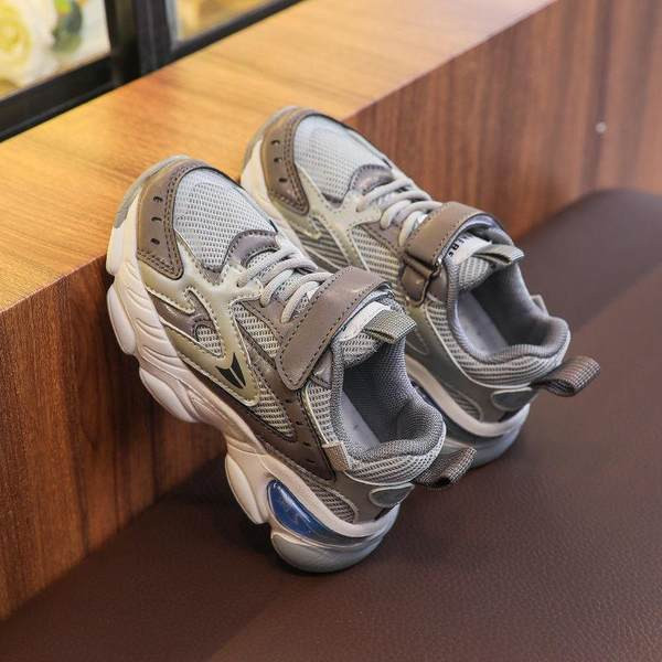 Adidași sport pentru fete cu talpă aspră și inscripție