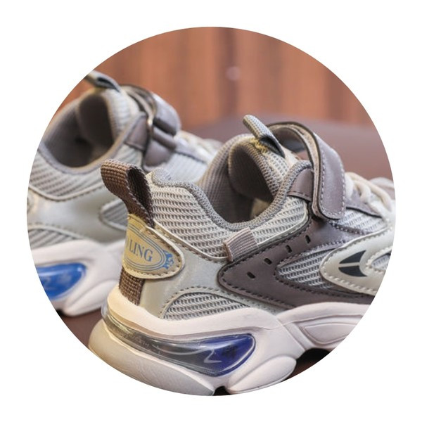 Adidași sport pentru fete cu talpă aspră și inscripție