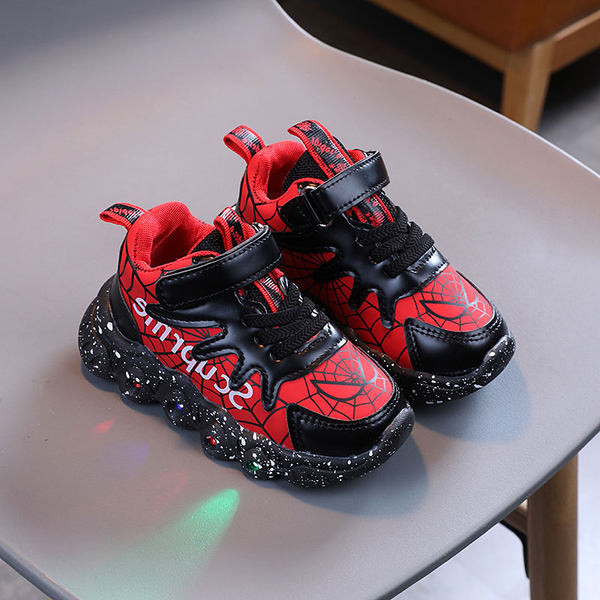 Model nou de adidasi pentru copii cu talpa luminoasa