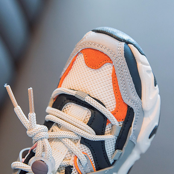 Model nou de adidasi sport pentru copii cu talpa aspra