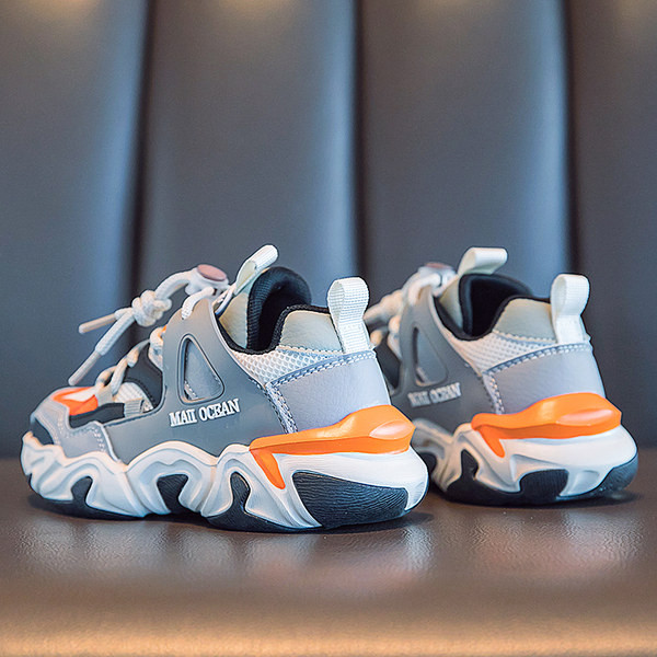 Model nou de adidasi sport pentru copii cu talpa aspra