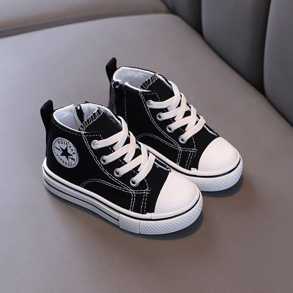 Νέο μοντέλο παιδικά αθλητικά παπούτσια  από ύφασμα με έμβλημα σε κόκκινο και μαύρο χρώμα