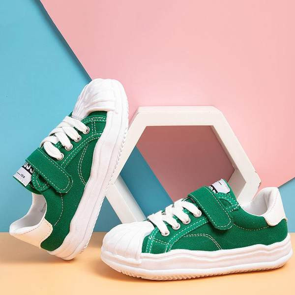 Textilből készült gyerekcipő lapos talppal és tépőzáras szalaggal fiúknak és lányoknak