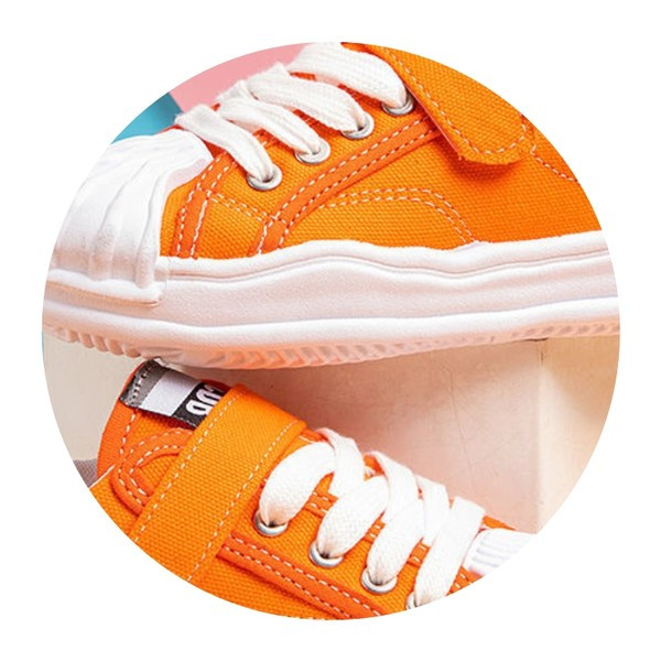 Textilből készült gyerekcipő lapos talppal és tépőzáras szalaggal fiúknak és lányoknak