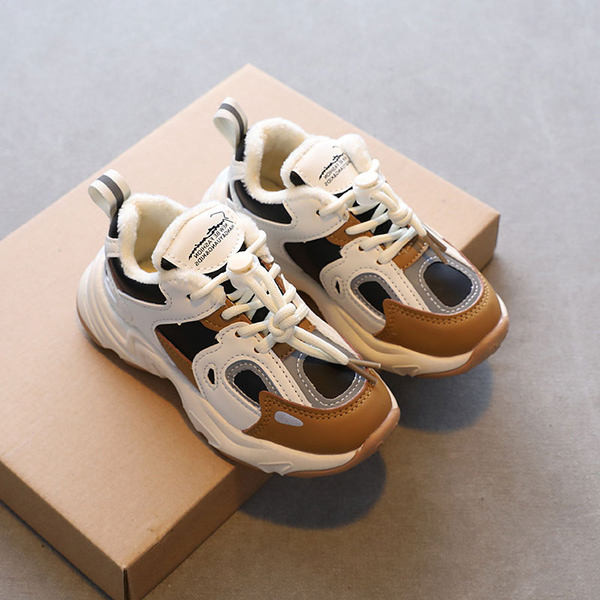 Νέο μοντέλο παιδικά αθλητικά παπούτσια με τραχιά σόλα σε δύο χρώματα