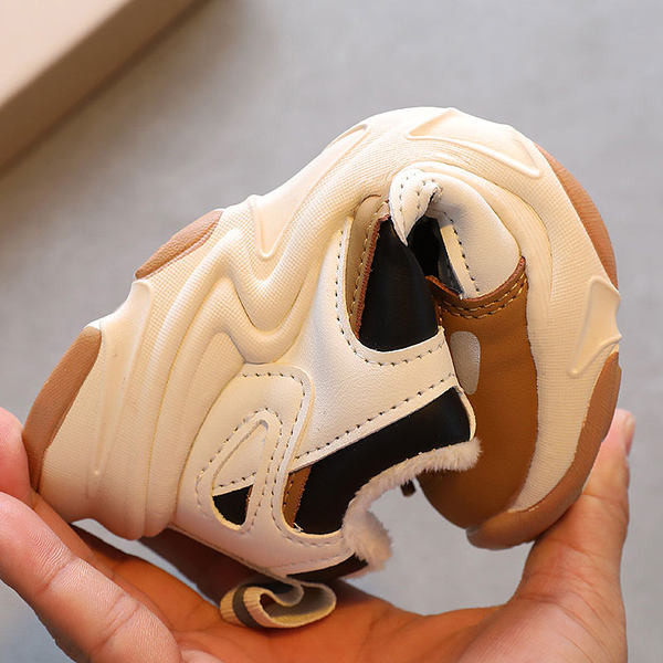 Νέο μοντέλο παιδικά αθλητικά παπούτσια με τραχιά σόλα σε δύο χρώματα