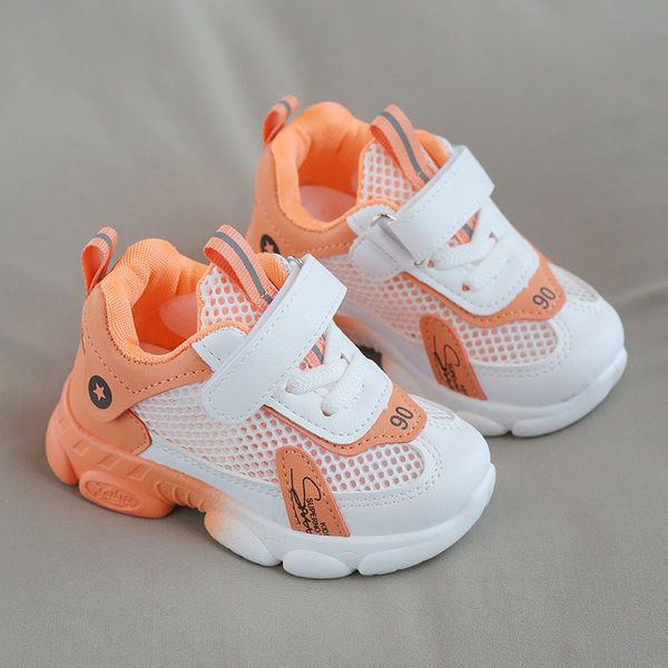 Moderne dječje tenisice s mrežicom i naljepnicama