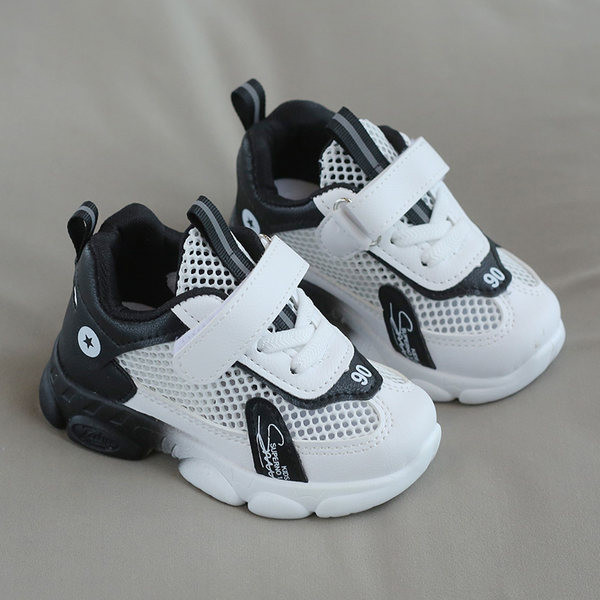 Moderne dječje tenisice s mrežicom i naljepnicama