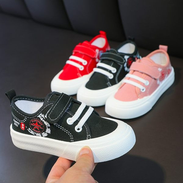 Παιδικά αθλητικά παπούτσια με κορδόνια και επίπεδη σόλα