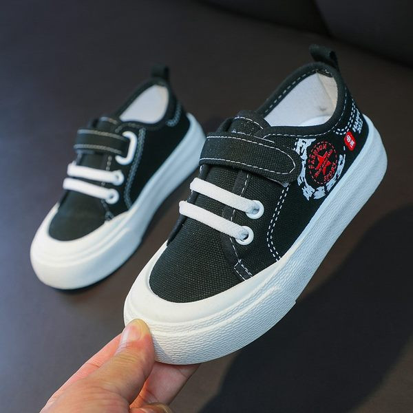 Παιδικά αθλητικά παπούτσια με κορδόνια και επίπεδη σόλα